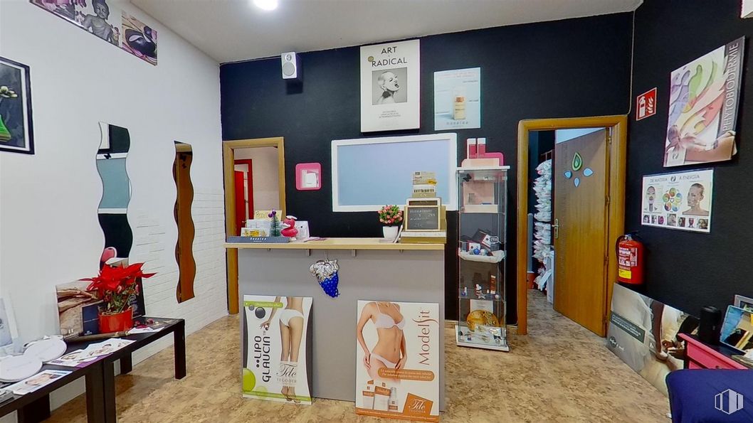 Retail for rent at C. C. El Val, Calle Valladolid, 2, Alcalá de Henares, Madrid, 28804 with picture frame, door, interior design, table, wall, shelving, art, event, building and desk around