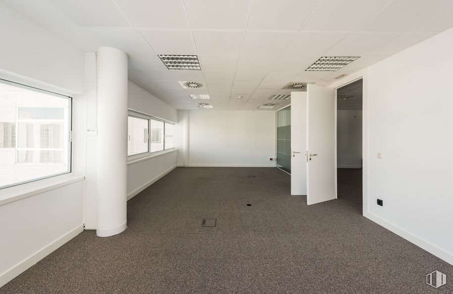 Oficina en alquiler en E 2, Calle Julián Camarillo, 29, San Blas - Canillejas, Madrid, 28037 con ventana, accesorio, pasillo, piso, pavimento, edificio, propiedad material, puerta, techo y espacio alrededor