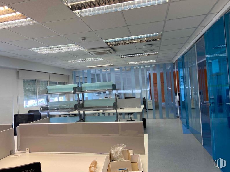 Industrial for sale at Zona empresarial Las Rozas, Las Rozas de Madrid, Madrid, 28230 with building, interior design, floor, flooring, glass, fixture, ceiling, engineering, room and commercial building around