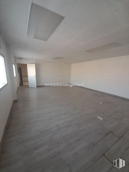 Industrial for rent at Zona Polígono Industrial, Arganda del Rey, Madrid, 28500 with door, window, fixture, wood, flooring, composite material, hardwood, hall, ceiling and building material around