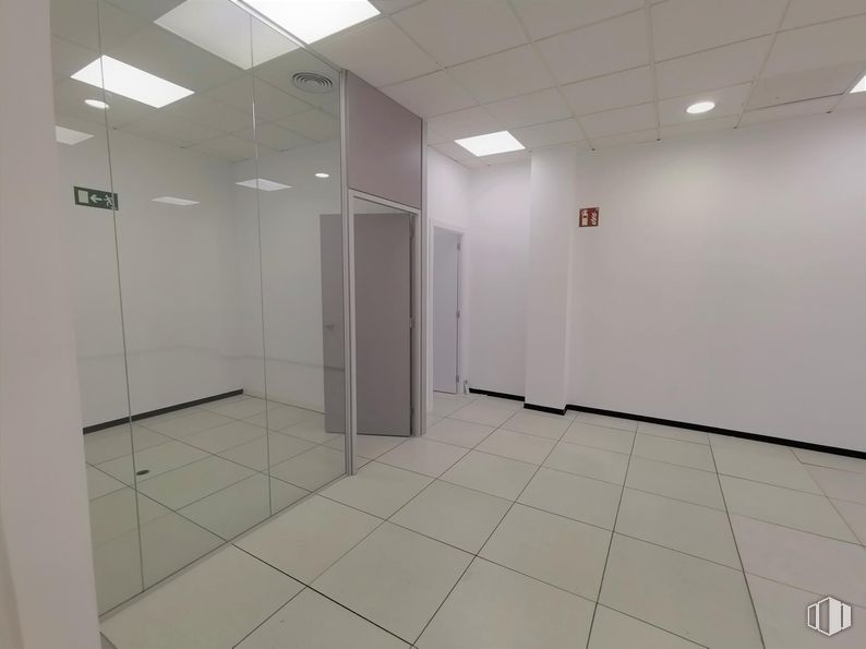 Office for rent at Edificio 1B (22-B), Polígono Industrial Vallecas, Villa de Vallecas, Madrid, 28031 with flooring, floor, ceiling, interior design, composite material, tile flooring, door, tile, grey and glass around