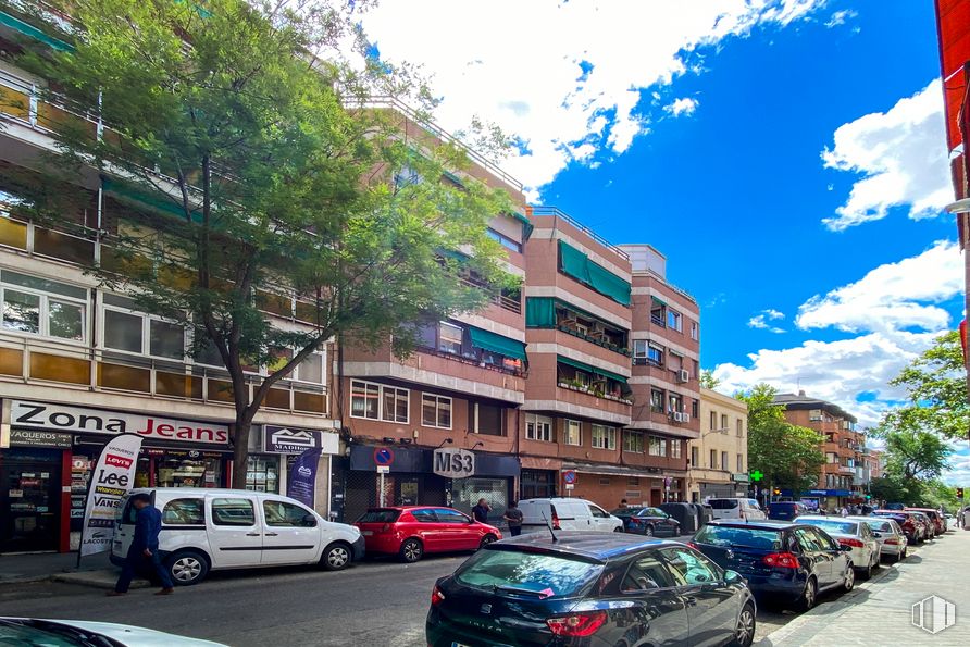 Retail for sale & for rent at Ciudad Lineal, Ciudad Lineal, Madrid, 28027 with car, person, building, cloud, sky, wheel, vehicle, tire, vehicle registration plate and infrastructure around