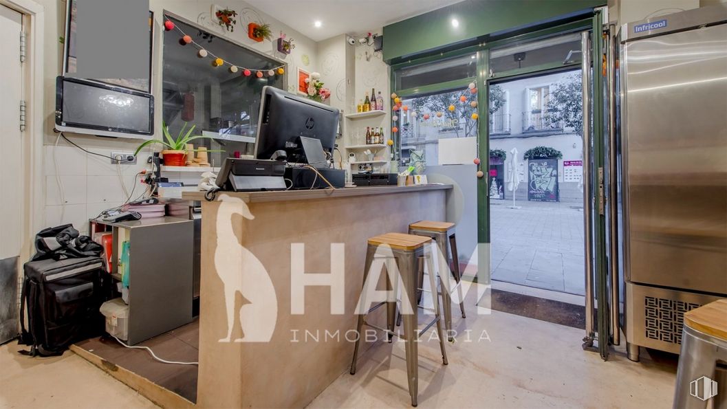 Local en alquiler en Zona Trafalgar, Chamberí, Madrid, 28010 con televisión, taburete, refrigerador, equipaje y bolsos, maleta, propiedad, mesa, ordenador, ordenador personal y interiorismo alrededor