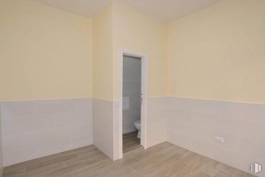 Local en venta en Calle San Leopoldo, 25, Tetuán, Madrid, 28029 con puerta, madera, accesorio, pintura, suelos, interiorismo, suelo, hall, tinte para madera y madera dura alrededor