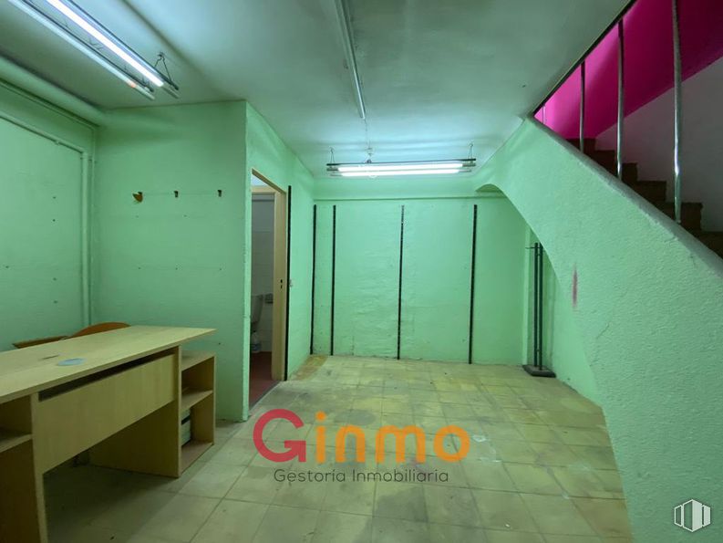 Retail for rent at Avenida Marqués de Corbera, 29, Ciudad Lineal, Madrid, 28017 with desk, light fixture, lighting, flooring, floor, ceiling, door, hall, cleanliness and paint around