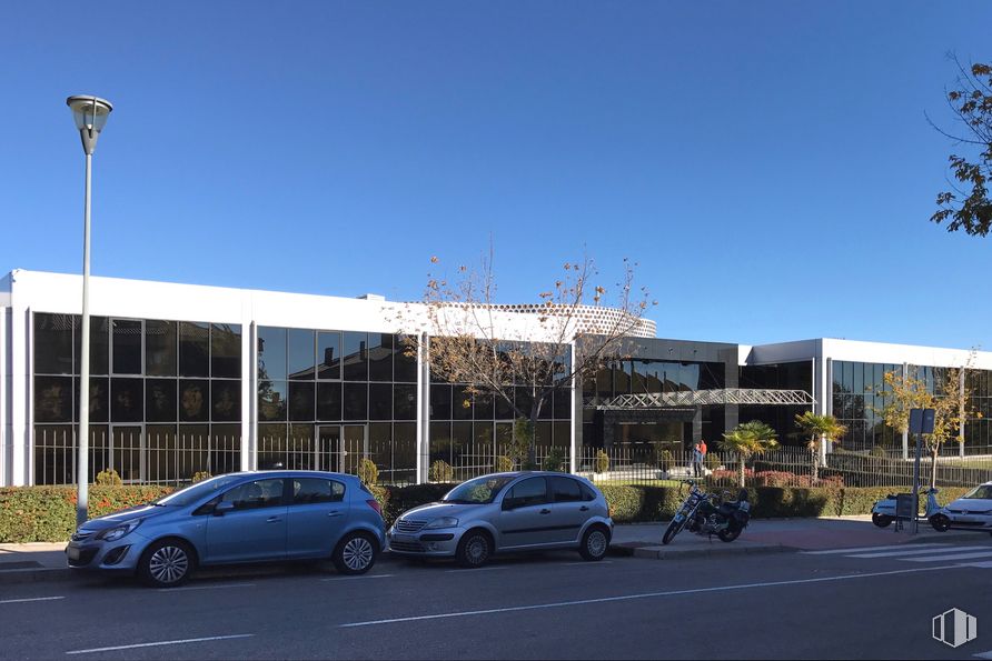 Oficina en alquiler en Los Gamos II, Calle Joaquín Turina , Pozuelo de Alarcón, Madrid, 28223 con coche, motocicleta, edificio, cielo, neumático, vehículo terrestre, rueda, vehículo, propiedad, planta, exterior automotriz y estacionamiento alrededor