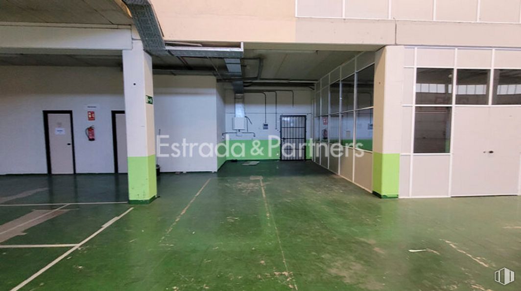 Nave en alquiler en Calle Alejandro Goicoechea, Coslada, Madrid, 28823 con puerta, accesorio, suelos, suelo, hierba, techo, vidrio, fachada, sombra y aparcamiento alrededor