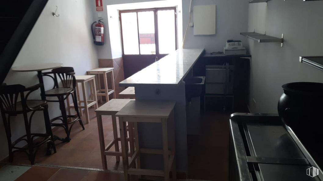 Retail for sale & for rent at Calle Mesones, 11, Robledo de Chavela, Madrid, 28294 with stool, table, furniture, window, building, interior design, chair, floor, kitchen and flooring around