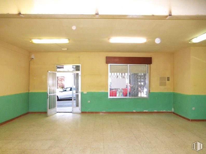 Retail for rent at Calle Esperanza, Brunete, Madrid, 28690 with window, light fixture, lighting, fixture, hall, flooring, floor, wood, ceiling and building around