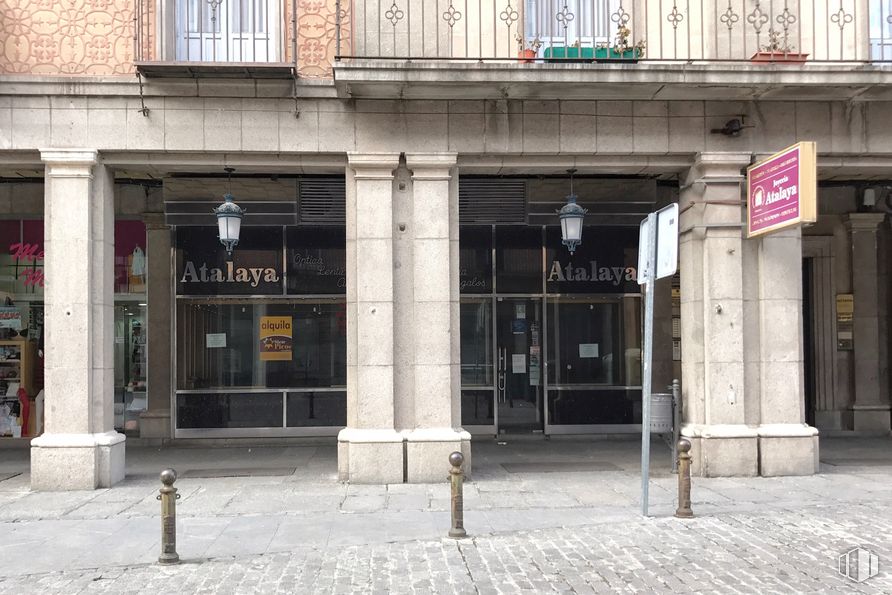 Retail for rent at Avenida Acueducto, Segovia, 40001 with window, building, facade, fixture, city, door, font, sidewalk, street and road around