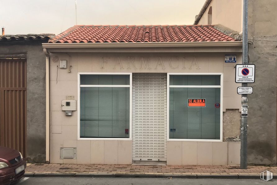 Retail for rent at Calle Arroyada 49, Sonseca, Toledo, 45100 with window, car, property, building, wood, road surface, architecture, brick, neighbourhood and asphalt around