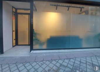 Retail for rent at Calle Batalla Salado, Arganzuela, Madrid, 28045 with door, building, shade, rectangle, floor, road surface, house, flooring, glass and gas around