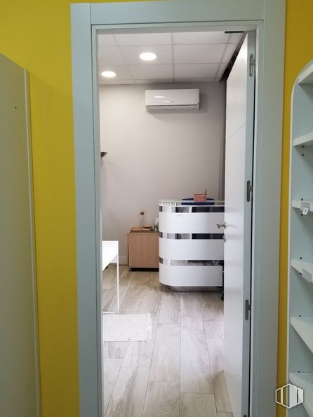 Local en venta en Zona Las Tablas, Fuencarral - El Pardo, Madrid, 28050 con ebanistería, edificio, accesorio, cajón, puerta, madera, suelos, casa, madera dura y cajonera alrededor