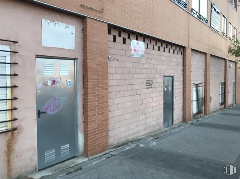 Local en alquiler y venta en Calle Marbella, Arroyomolinos, Madrid, 28939 con puerta, ventana, edificio, albañilería, superficie de la carretera, ladrillo, accesorio, asfalto, pared y arte alrededor