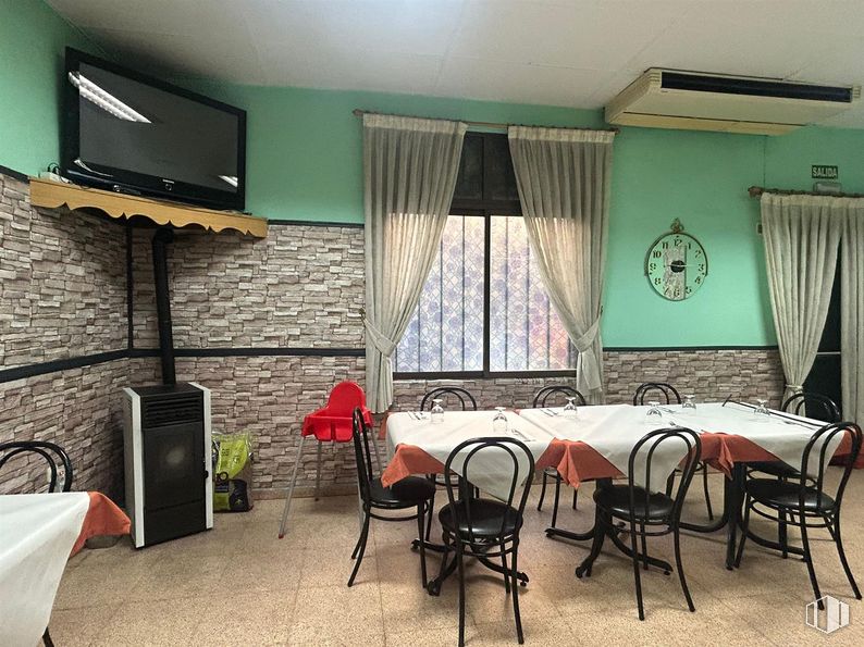 Retail for sale at Zona Fuenlabrada, Fuenlabrada, Madrid, 28944 with chair, television, kitchen & dining room table, table, window, furniture, restaurant, linens, tablecloth and ceiling around