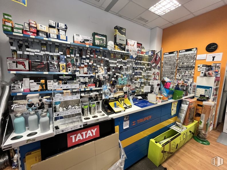 Retail for rent at Avenida Camino de Santiago, Fuencarral - El Pardo, Madrid, 28050 with retail, shelving, gadget, shelf, plastic, office equipment, household hardware, convenience store, power tool and collection around