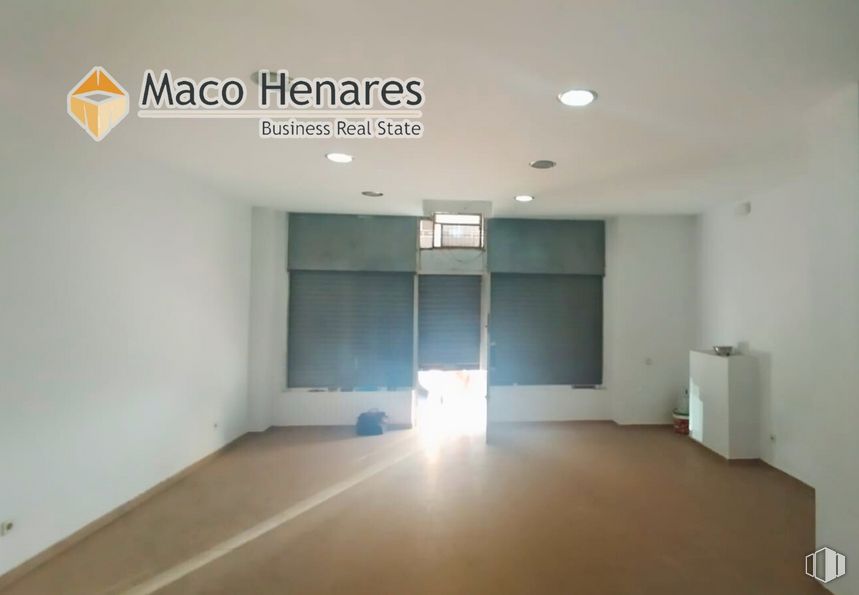 Retail for rent at Calle Chile, 7, Torrejón de Ardoz, Madrid, 28850 with furniture, fixture, building, interior design, floor, flooring, shade, wood, hall and window around