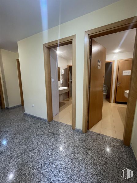 Oficina en venta en Calle Perú, Las Rozas de Madrid, Madrid, 28290 con puerta, accesorio, interiorismo, madera, suelos, suelo, hall, edificio, casa y techo alrededor