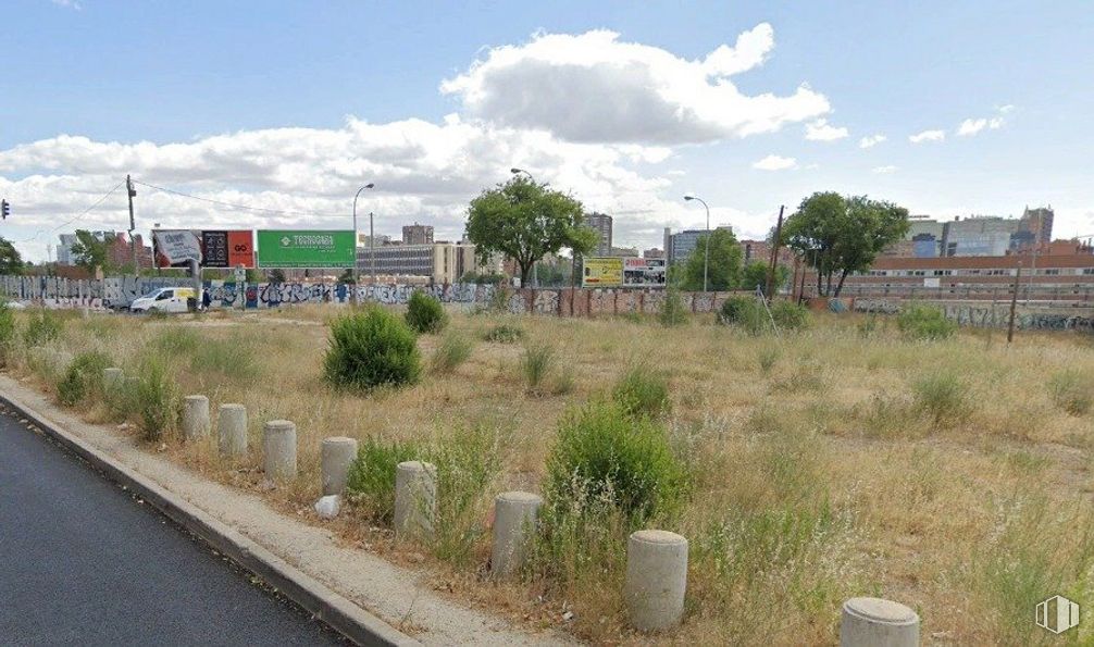 Land for sale at Calle Faustino López, Chamartín, Madrid, 28046 with building, cloud, sky, plant, daytime, tree, land lot, road surface, asphalt and urban design around