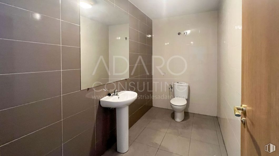 Industrial for sale at Avenida Técnica, Azuqueca de Henares, Guadalajara, 19200 with toilet, sink, plumbing fixture, property, bathroom, tap, fixture, purple, toilet seat and interior design around