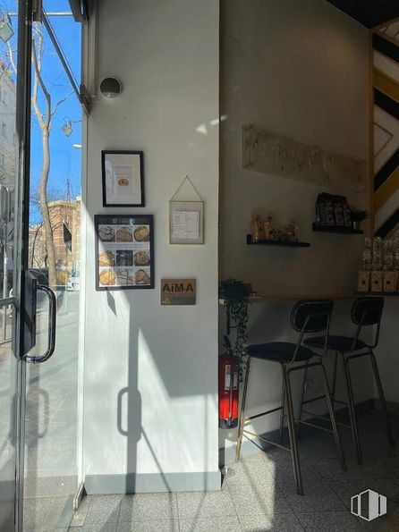 Retail for rent at Calle General Pardiñas, Salamanca, Madrid, 28006 with chair, interior design, ceiling, glass, light fixture, restaurant and transparency around