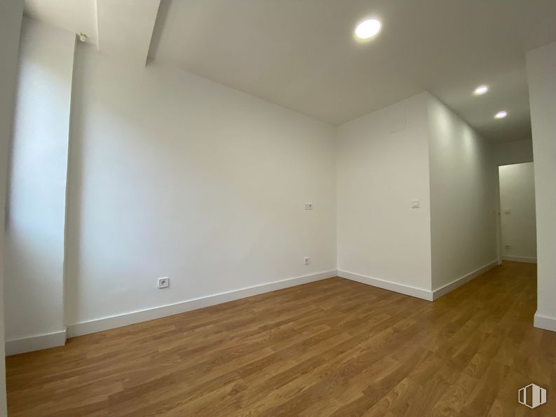 Oficina en alquiler en Calle Princesa, 3, Moncloa - Aravaca, Madrid, 28008 con edificio, madera, hall, suelo, suelos, tinte para madera, accesorio, suelo laminado, ventana y madera dura alrededor