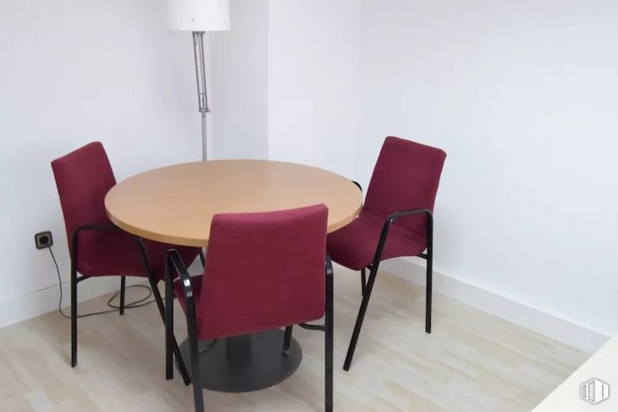 Oficina en alquiler en Calle Capitán Haya, 60, Tetuán, Madrid, 28020 con silla, mesa, alumbrado, mesa de cocina y comedor, mueble, edificio, madera, suelo, suelos y casa alrededor