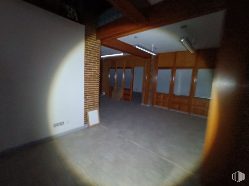 Oficina en venta en Calle Nueva, Toledo, 45001 con madera, accesorio, suelos, material compuesto, hall, techo, tintes y matices, espacio, hormigón y madera dura alrededor