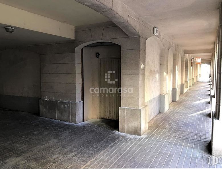 Local en venta en Calle Juan José Martín, 1 , Ávila, 05001 con puerta, accesorio, suelo, piso, material compuesto, pasillo, hormigón, techo, edificio y arco alrededor