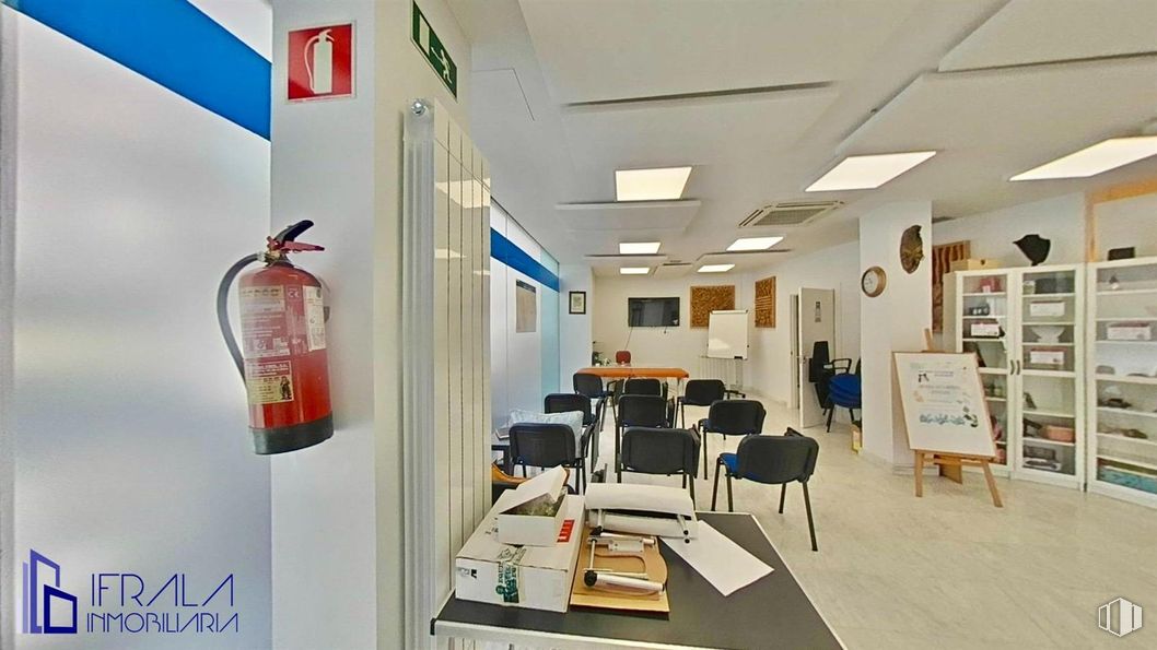 Retail for sale & for rent at Calle Huerta de Castañeda, 20, La Latina, Madrid, 28011 with table top, building, table, desk, shelf, chair, floor, flooring, office chair and bookcase around