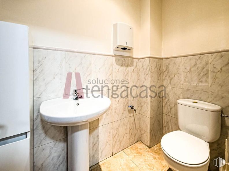 Oficina en alquiler en Calle Azcona, Salamanca, Madrid, 28028 con inodoro, fregadero, lavabo, accesorios de fontanería, grifo, propiedad, edificio, cuarto de baño, morado y alumbrado alrededor