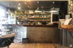 Local en alquiler en Zona Colombia, Chamartín, Madrid, 28016 con alumbrado, silla, establecimiento de bebidas, encimera, estante, barware, edificio, madera, diseño de interiores y estantería alrededor