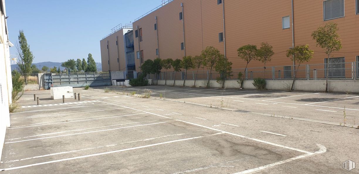 Industrial for sale at Paseo Tren Talgo, Las Rozas de Madrid, Madrid, 28290 with building, sky, daytime, window, tree, road surface, land lot, plant, asphalt and house around