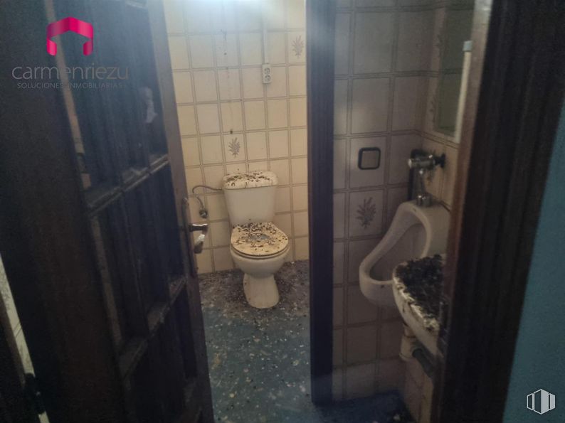 Retail for sale at Calle Real, Collado Villalba, Madrid, 28400 with toilet, bathroom, purple, floor, flooring, toilet seat, fixture, plumbing fixture, wood and bathroom accessory around