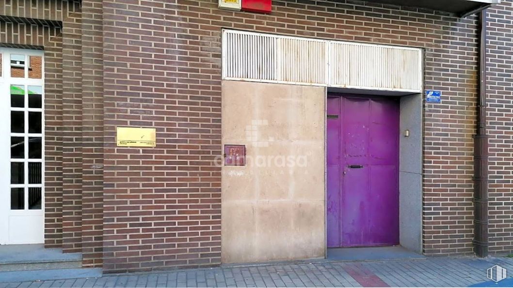 Retail for sale & for rent at Paseo San Roque, 38, Ávila, 05003 with door, fixture, wood, purple, brick, road surface, brickwork, building material, line and facade around