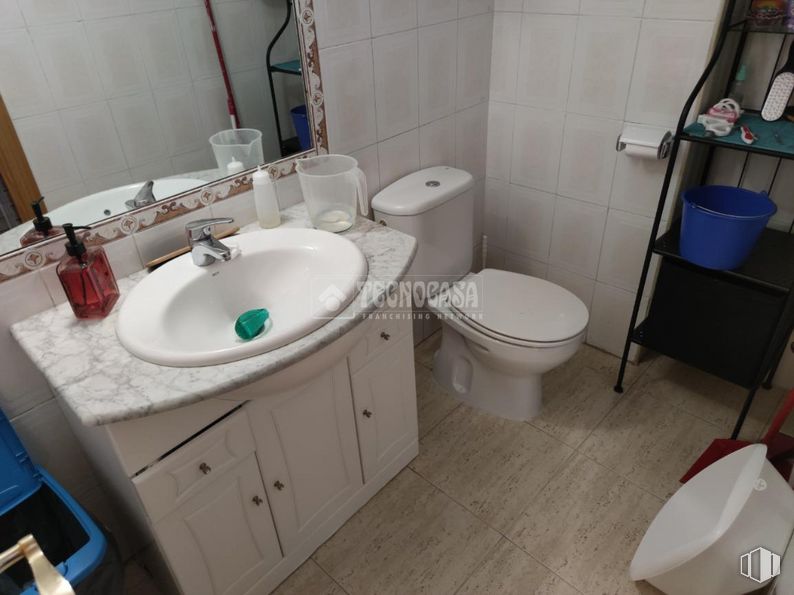 Local en venta en Zona Centro, Mejorada del Campo, Madrid, 28840 con inodoro, fregadero, ebanistería, mueble de baño, grifo, accesorio de fontanería, espejo, lavabo de baño, púrpura y azul alrededor