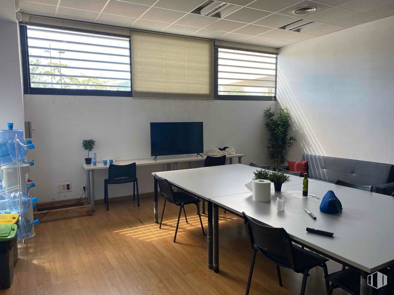 Nave en alquiler en Polígono empresarial Carpetania, Getafe, Madrid, 28906 con silla, televisión, persiana de la ventana, ventana, planta de interior, pantalla de ordenador, mesa, mueble, propiedad y edificio alrededor