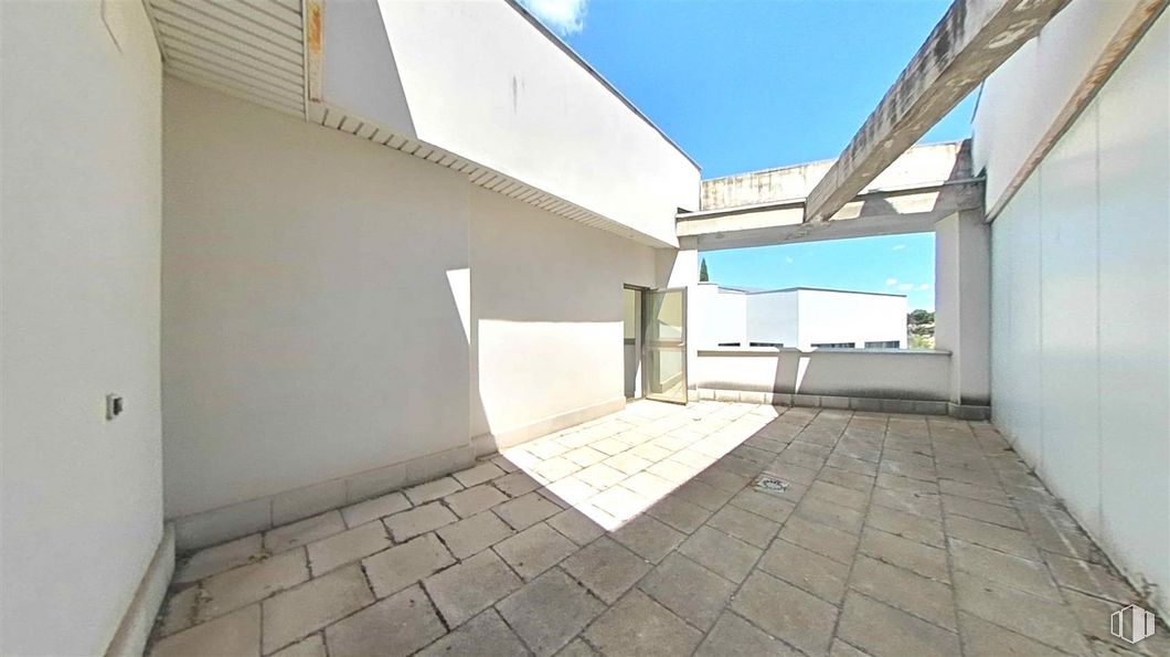 Office for sale at Calle Segundo Mata, Pozuelo de Alarcón, Madrid, 28224 with building, sky, interior design, wood, floor, flooring, residential area, real estate, urban design and composite material around