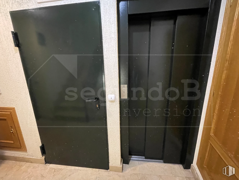 Retail for sale at Calle Escuelas Católicas, 1, Las Rozas de Madrid, Madrid, 28230 with cabinetry, fixture, door, wood, composite material, gas, home door, rectangle, building and tints and shades around