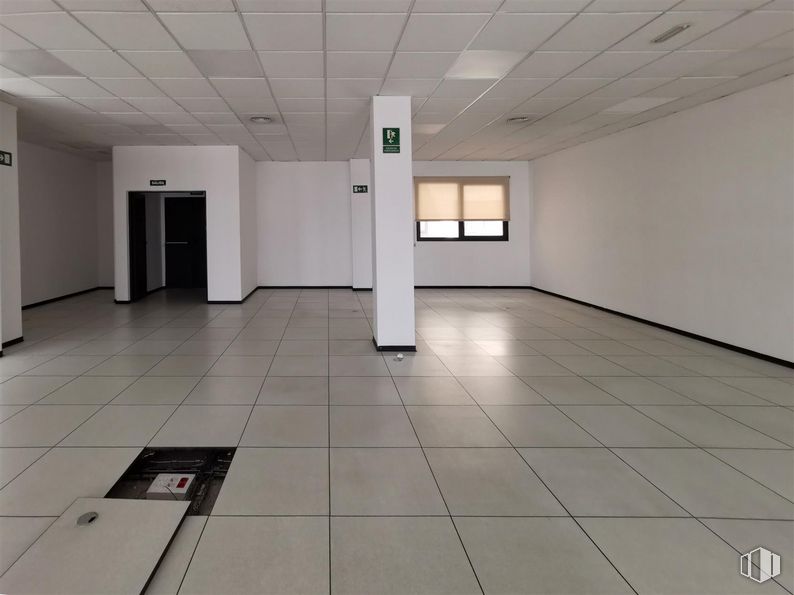 Oficina en alquiler en Calle Casas de Miravete, Villa de Vallecas, Madrid, 28031 con ventana, accesorio, suelos, suelo de baldosas, suelo, hall, edificio, material compuesto, madera y vidrio alrededor