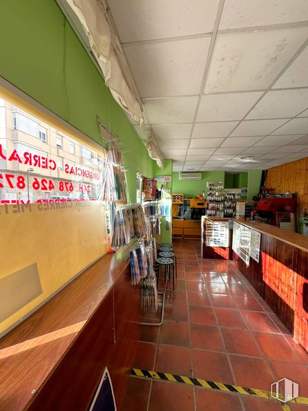 Retail for rent at Pasaje Campiña, Azuqueca de Henares, Guadalajara, 19200 with interior design, building, flooring, floor, retail, wood, leisure, ceiling, customer and convenience store around