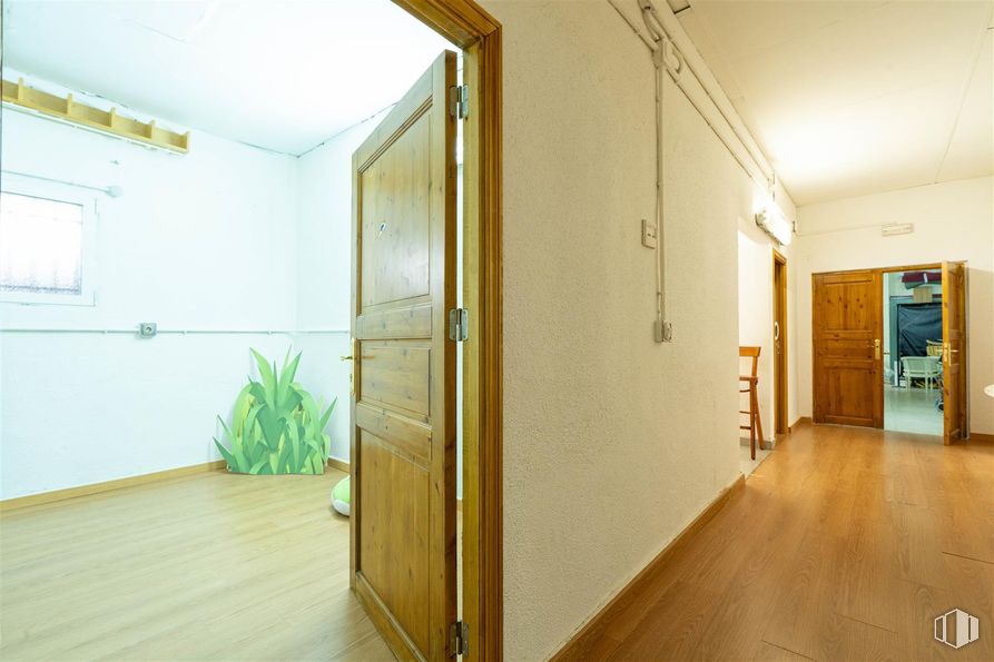 Industrial for sale & for rent at Calle Fontaneros, Villaviciosa de Odón, Madrid, 28670 with door, window, houseplant, plant, wood, fixture, hall, building, floor and flooring around