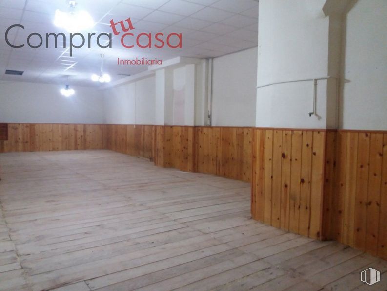 Local en alquiler y venta en Zona José Zorrilla, Segovia, 40005 con madera, suelos, suelo, tinte para madera, edificio, madera dura, inmobiliario, hall, fachada y suelo laminado alrededor