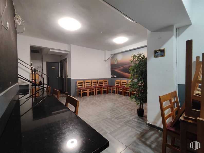 Local en venta en Calle Delicias, Arganzuela, Madrid, 28045 con lámpara, mesa, silla, mueble, madera, alumbrado, interiorismo, estantería, sala de estar y suelos alrededor