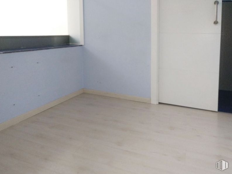 Retail for sale at Plaza Costanilla, La Lastrilla, Segovia, 40196 with wardrobe, window, fixture, wood, floor, flooring, rectangle, wood stain, hardwood and composite material around