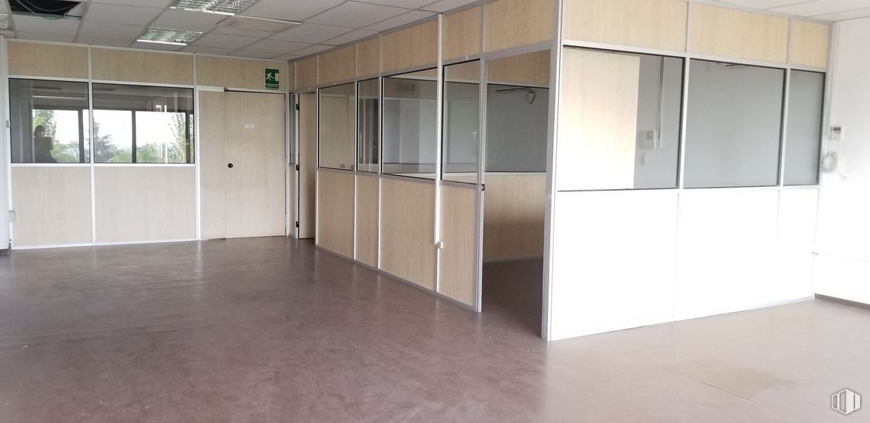 Office for rent at Zona Yucatán, Las Rozas de Madrid, Madrid, 28231 with window, cabinetry, building, fixture, house, automotive exterior, flooring, hall, floor and wood around