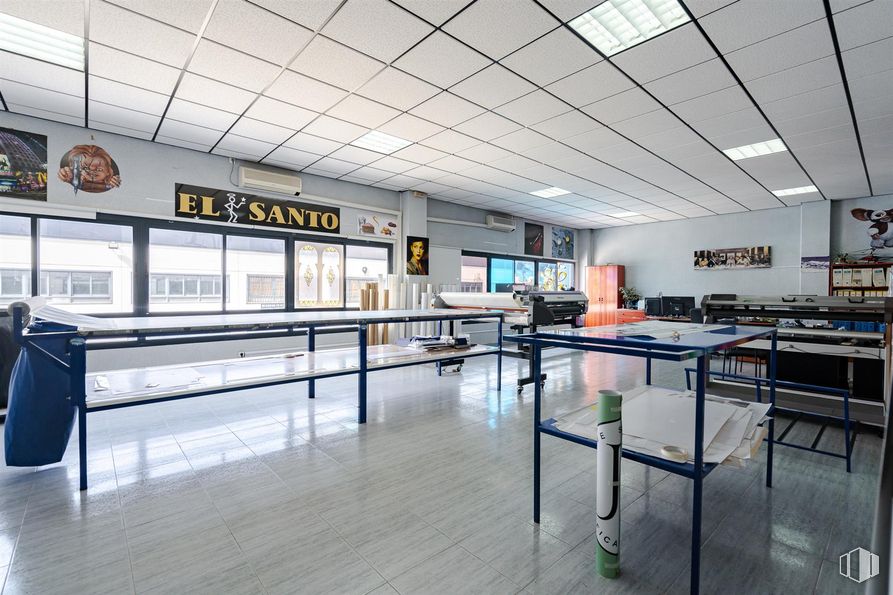 Nave en venta en Polígono Industrial La Garena, Alcalá de Henares, Madrid, 28806 con mesa, edificio, interiorismo, suelos, suelo, accesorio, hall, vidrio, techo y silla alrededor