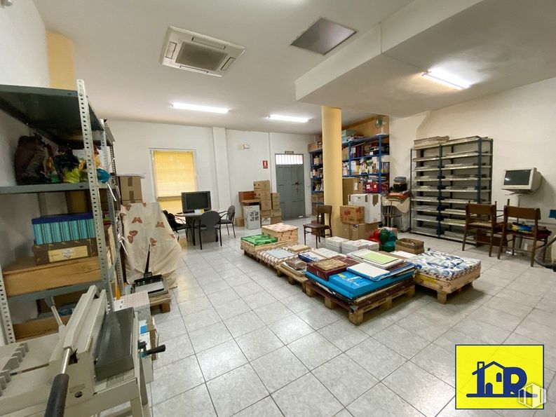 Retail for sale at Calle Maestro Pradas, 8, Cuenca, 16001 with furniture, lighting, interior design, table, shelf, floor, flooring, shelving, publication and wood around