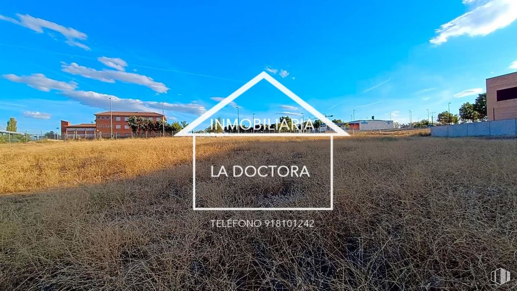 Suelo en venta en Calle Ermita de San Juan, Navalcarnero, Madrid, 28600 con edificio, cielo, nube, ecorregión, planta, paisaje natural, lote de terreno, asfalto, fuente y hierba alrededor