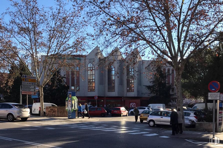 Local en alquiler en Centro Comercial Covibar, Avenida Covibar, 8, Rivas-Vaciamadrid, Madrid, 28529 con coche, persona, vehículo terrestre, rueda, cielo, neumático, vehículo, edificio, superficie de carretera y árbol alrededor